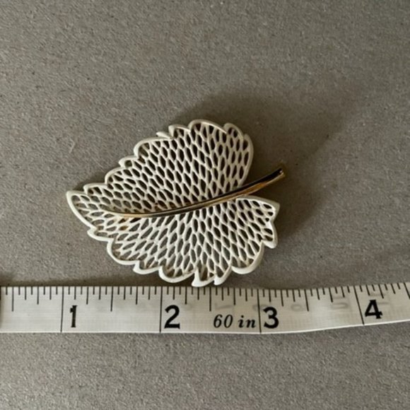Monet Gilded Gold and White Enamel Fossil Leaf Brooch 70's Runway Book Piece - Picture 5 of 7